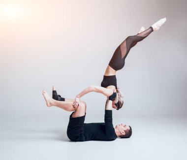 Studio beyaz üzerine poz genç sportif Çift