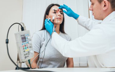 Hasta sinirleri elektromiyografi ile test ediliyor. Tıbbi muayene. EMG