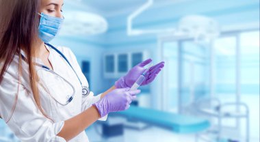 Ameliyathane içinde Orta Doğu görünümü ile genç kadın doktor.