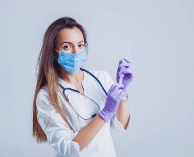 Genç hemşire ya da doktor stetoskop beyaz duvara ile gözlük