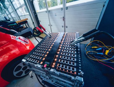 Elecric motorlu pilleri şarj. Pil bir elektrikli araç motorunun sökülmesi. Araba Servisi
