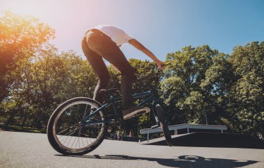 Genç Bmx sürücüsü hileci vasıl skatepark gerçekleştirme.