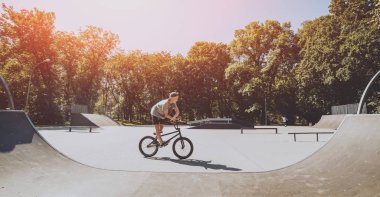 Genç Bmx sürücüsü hileci vasıl skatepark gerçekleştirme.