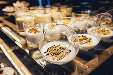 Tatlılar ve pastalar vitrin. İtalyan Pasta dükkanı. 