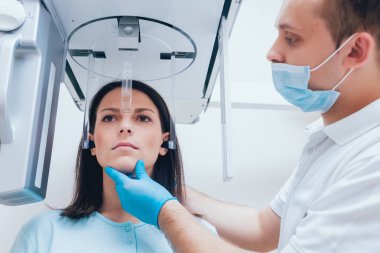 X-ray makinesi hasta kalan genç kadın. Panoramik Radyografi