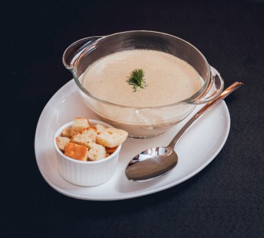 Krem ve maydanoz koyu arka plan üzerinde kabak ve havuç çorbası.