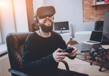 Sanal gerçeklik giyen sakallı genç adam ofiste gözlükler