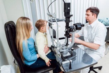 Lamba muayene kesti. Biomicroscopy anterior göz parçasının. Temel göz muayenesinde.