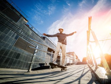 Pratik ve sokaklarda atlama kaykaycı