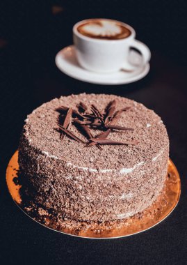 Çikolatalı kek koyu arka plan, portre, selectife odak