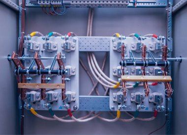 Kablolar ve elektrik kutusuna geçer. Sigortalar ve Kontaktörler elektrik paneli.