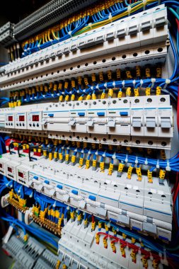 Devre kesicili voltaj santrali.