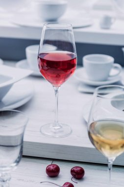Kırmızı şarap cam beyaz masada