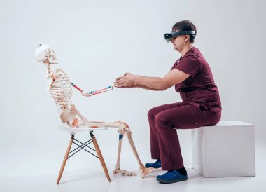 Doktor kullanır gerçeklik gözlükleri artar. Modern teknoloji