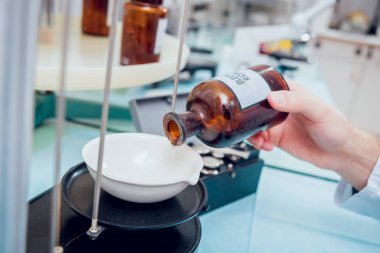 Farklı ekipman ile laboratuvar çalışmalarında bilim teknisyeni