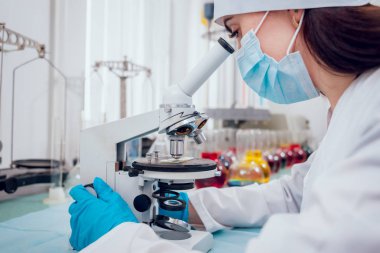 Laboratuvar çalışmalarında bilim teknisyeni. Tıbbi geçmişi