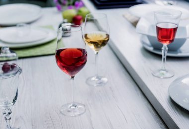 Beyaz masa, seçici odak şarap gözlük