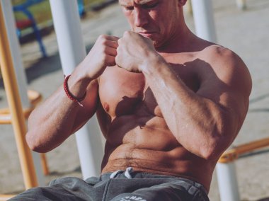 Eğitim ve egzersiz açık havada şehirde yapıyor genç atlet.