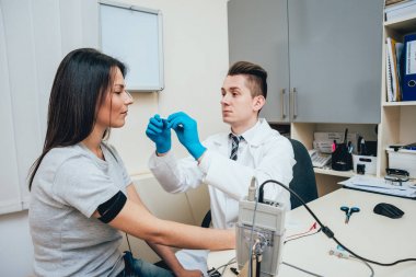 Hasta sinirleri elektromiyografi ile test ediliyor. Tıbbi muayene. EMG