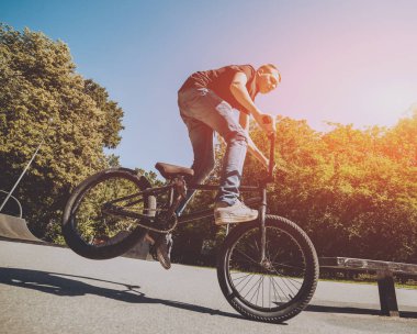 Genç Bmx sürücüsü hileci vasıl skatepark gerçekleştirme.