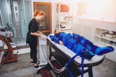 Pressotherapy Güzellik Merkezi kadında makinede. Kozmetik tıp cihazları
