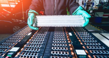 Elecric motorlu pilleri şarj. Pil bir elektrikli araç motorunun sökülmesi. Araba Servisi