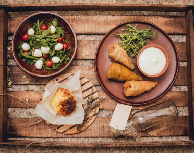 Lezzetli et ekşi krema ve salata ile ahşap masa üzerinde rulo