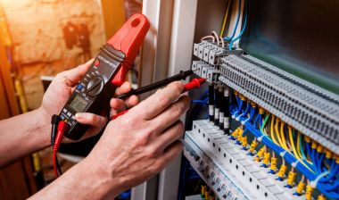 Multimetre Sınayıcısı ile elektriksel ölçümler.