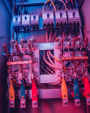 Kablolar ve elektrik kutusuna geçer. Sigortalar ve Kontaktörler elektrik paneli.