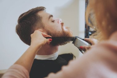 Ana kesim saç ve sakal erkeklerin, Kuaför saç modeli için genç bir adam yapar..