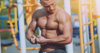 Eğitim ve egzersiz açık havada şehirde yapıyor genç atlet.