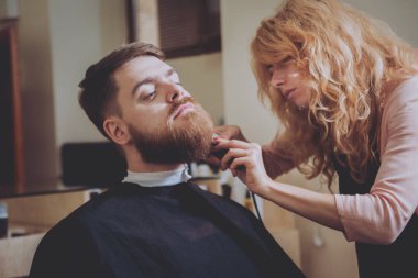 Ana kesim saç ve sakal erkeklerin, Kuaför saç modeli için genç bir adam yapar..