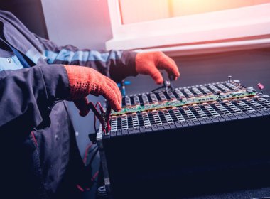 Elecric motorlu pilleri şarj. Pil bir elektrikli araç motorunun sökülmesi. Araba Servisi