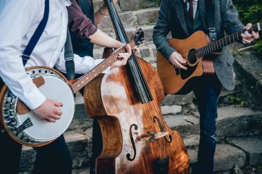 Müzisyenler gitar, banjo ve kontrbas üçlüsü