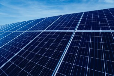 Doku büyük güneş panelleri, alternatif elektrik kaynak.