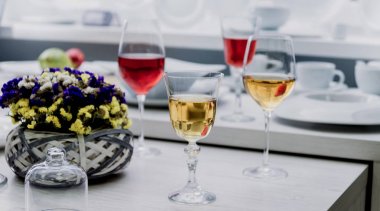 Beyaz masa, seçici odak şarap gözlük