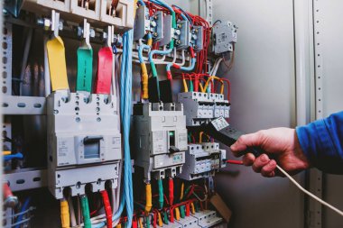 Elektrik donatımı. Çok renkli cabels ve anahtarlayıcıları.