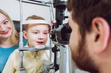 Lamba muayene kesti. Biomicroscopy anterior göz parçasının. Temel göz muayenesinde.