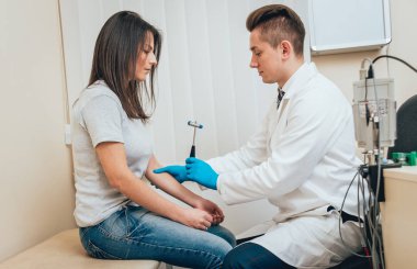 Doktor neuropathologist resepsiyonda. Tıbbi muayene.
