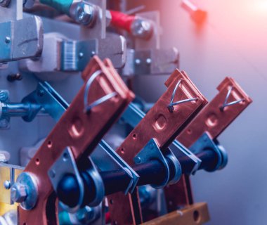 Kablolar ve elektrik kutusuna geçer. Sigortalar ve Kontaktörler elektrik paneli.