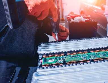 Elecric motorlu pilleri şarj. Pil bir elektrikli araç motorunun sökülmesi. Araba Servisi