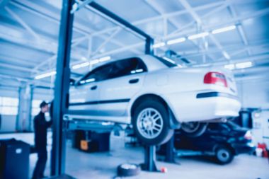 Oto Tamir Servisi. Arka plan bulanık.