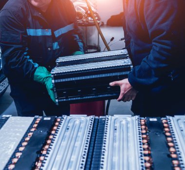 Elecric motorlu pilleri şarj. Pil bir elektrikli araç motorunun sökülmesi. Araba Servisi