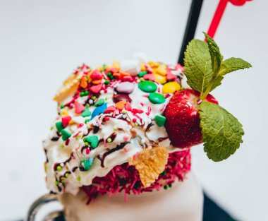 İle sprinkles, çilekli milkshake bardak çırpılmış krema ve taze çilek