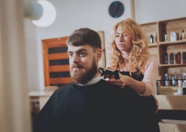 Ana kesim saç ve sakal erkeklerin, Kuaför saç modeli için genç bir adam yapar..