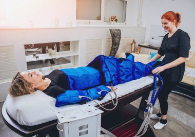 Pressotherapy Güzellik Merkezi kadında makinede. Kozmetik tıp cihazları