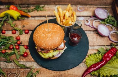 Pastırma burger biftek ve patates kızartması ahşap tablo