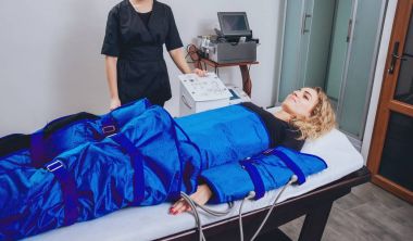 Pressotherapy Güzellik Merkezi kadında makinede. Kozmetik tıp cihazları