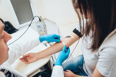 Hasta sinirleri elektromiyografi ile test ediliyor. Tıbbi muayene. EMG