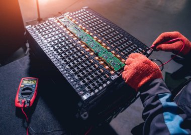 Elecric motorlu pilleri şarj. Pil bir elektrikli araç motorunun sökülmesi. Araba Servisi